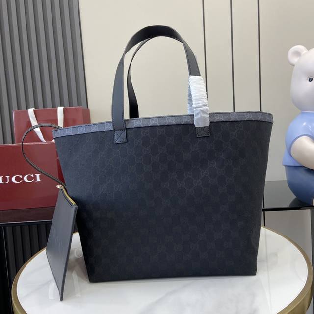 配原厂绿色礼品袋 新款 Gucci Totissima系列中号托特包 Gucci Totissima系列由创作总监sabato De Sarno倾力策划呈现，糅