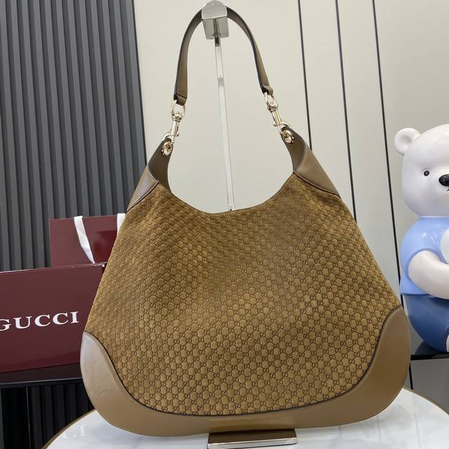 配全套原厂绿色礼品袋 新款 Gucci Body双锁扣中号肩背包 呈献gucci Body双锁扣手袋系列，灵感来源于上世纪50年代典藏设计。这款中号肩背包承载2