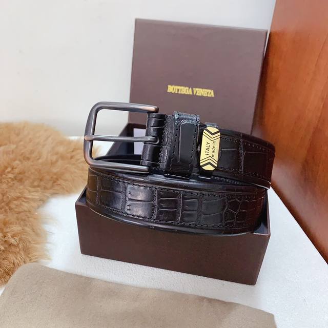 配正版包装，Bv新款同步，哑光精品打磨五金，意大利进口单层黄牛皮 版型时尚高档 宽度4.0Cm 高清实拍大图 ，保质保量