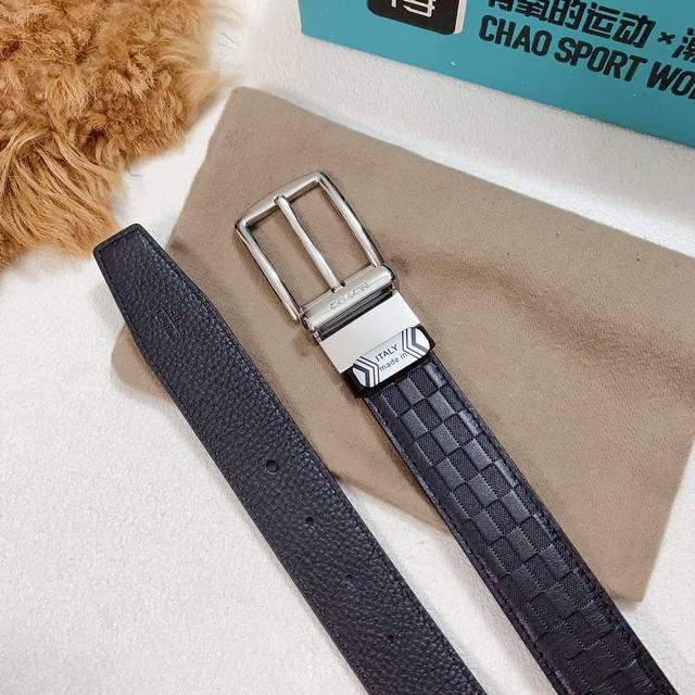 配图片包装蔻驰正版同步新款针扣系列，双面原版皮搭配， 皮质柔软手工精细宽度3.4Cm 高清实拍大图