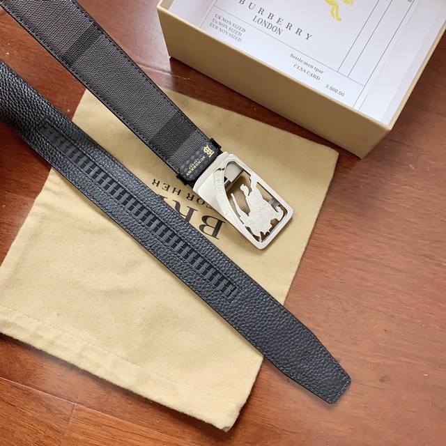 配图片款正版包装,巴宝莉官网同步正版,原单精品,镀钯镂空设计精品纯钢自动扣,真空电镀不掉色,正版面料缝制,进口头层牛皮,质感柔软,版型时尚高档 宽度3.4Cm 配图片款正版包装,巴宝莉官网同步正版,原单精品,镀钯镂空设计精品纯钢自动扣,真空电镀不掉色,正版面料缝制,进口头层牛皮,质感柔软,版型时尚高档 宽度3.4Cm