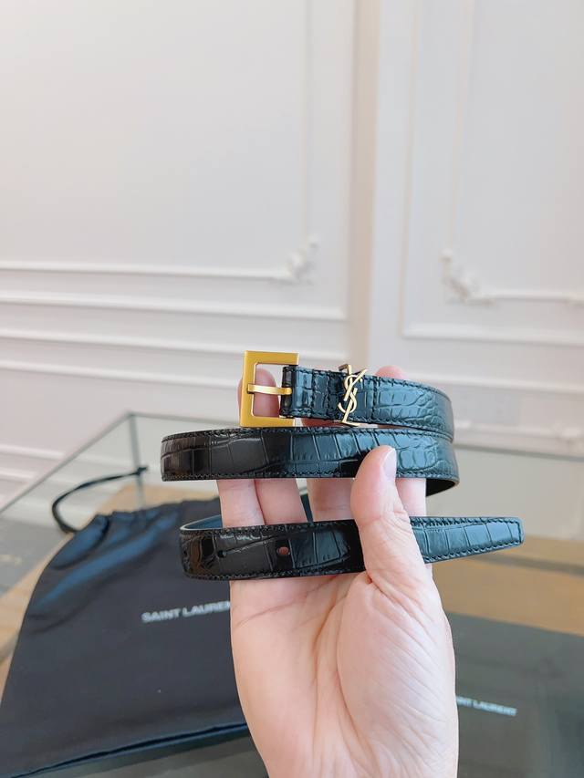 圣罗兰 意大利进口头层鳄鱼纹牛皮配平纹底,搭配真空电镀仿古铜针扣,经典款式,专柜有售,市场顶级品质,支持验货 配送全套专柜包装,宽度 2.0Cm 圣罗兰 意大利进口头层鳄鱼纹牛皮配平纹底,搭配真空电镀仿古铜针扣,经典款式,专柜有售,市场顶级品质,支持验货 配送全套专柜包装,宽度 2.0Cm