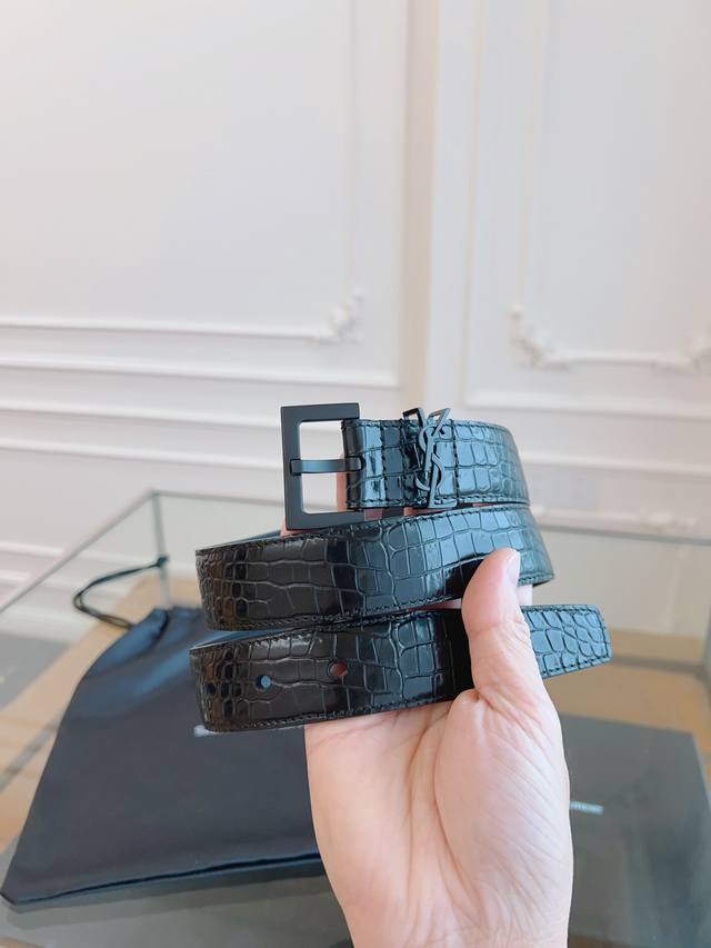 圣罗兰 意大利进口头层鳄鱼纹牛皮配平纹底，搭配真空电镀烤漆纯铜针扣，经典款式，专柜有售，市场顶级品质，支持验货 配送全套专柜包装，宽度 3.0Cm