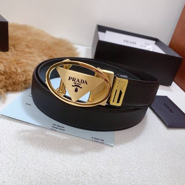 普拉达 Pr*Da 精品自动扣系列,版型外穿式,精钢打磨搭配原厂小牛皮带身,独特的设计结合了流行简约与优雅的气质,完美地衬托出prada优秀的产品。风格独树一帜 普拉达 Pr*Da 精品自动扣系列,版型外穿式,精钢打磨搭配原厂小牛皮带身,独特的设计结合了流行简约与优雅的气质,完美地衬托出prada优秀的产品。风格独树一帜