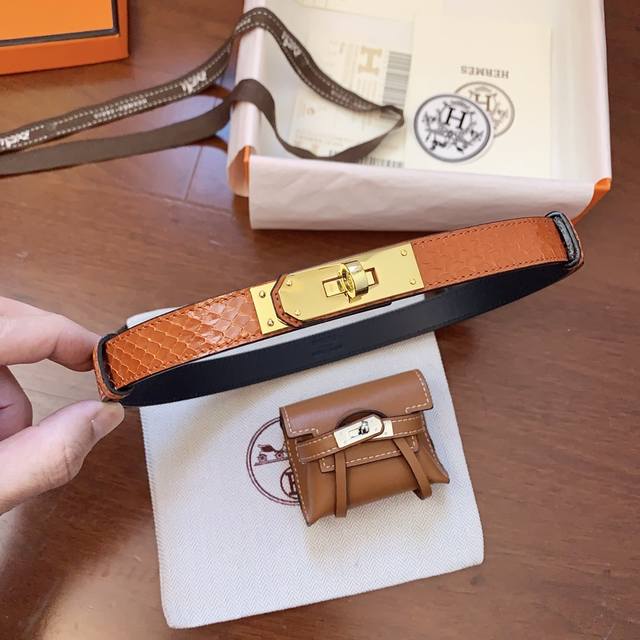 爱马仕高端代购专供品质女款爆款腰包套装系列，真正蛇皮搭配，抽拉式kelly 1.8腰带epsom小牛皮腰带，搭配kelly皮带扣。借助巧妙的可调节设计，可以将腰