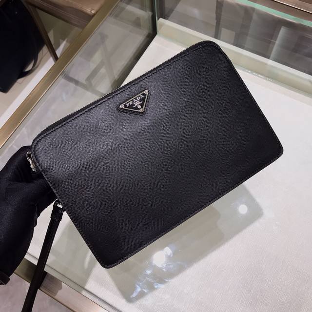 Pr Da 2Vf056 男士手包 进口saffiano十字纹+羊皮配里布 经典三角徽标 背面扁平手柄 配手腕带 随身携带方便 内置夹层很实用 高级稳重很拉风, Pr Da 2Vf056 男士手包 进口saffiano十字纹+羊皮配里布 经典三角徽标 背面扁平手柄 配手腕带 随身携带方便 内置夹层很实用 高级稳重很拉风,