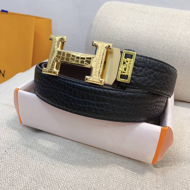 爱马仕新款同步。配正版包装新款鲨鱼线单层皮，烫金logo标识，精品自动钢扣，看货看品质带宽3.4Cm，对版对货，全套包装！市场高版本！