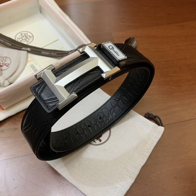 高端版本，爱马仕正版同步，配正版包装，专柜同步精钢扣，高端客户专供，对版皮料无可挑剔，原产头层牛皮，双色搭配两面可用，好货请看细节， 对比正品无压力 宽度3.8
