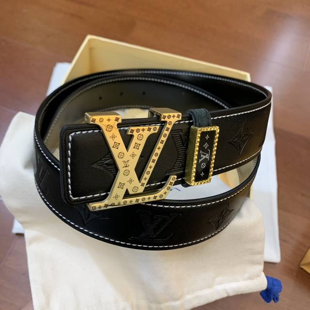 Lv路易威登原单货，宽度4.0Cm，正品尺寸 ，专柜精品钢扣，真空电镀，工艺精细进口双面压花牛皮、质感超赞，手感柔软，对版车线，对版线色