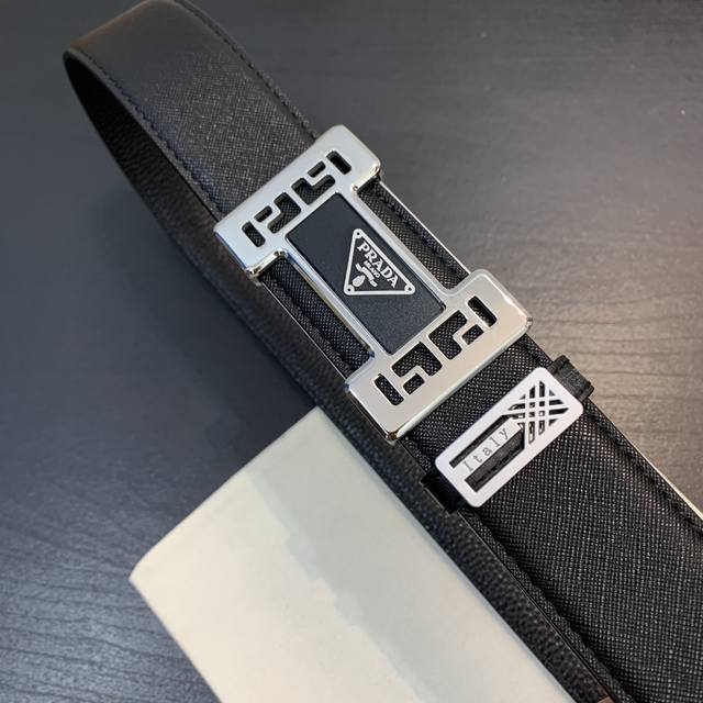 普拉达高端私货专供,正版开模 镶钻纯钢扣。此款腰带采用十字纹搭配荔枝纹底皮带身 修边新款精密电镀标志性五金搭扣 宽度3.8Cm实物拍摄,品质保真 普拉达高端私货专供,正版开模 镶钻纯钢扣。此款腰带采用十字纹搭配荔枝纹底皮带身 修边新款精密电镀标志性五金搭扣 宽度3.8Cm实物拍摄,品质保真