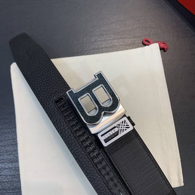 配图片款正版包装,巴宝莉官网同步正版,原单精品,镀钯镂空设计精品纯钢自动扣,真空电镀不掉色,正版面料缝制,进口头层牛皮,质感柔软,版型时尚高档 宽度3.4Cm 配图片款正版包装,巴宝莉官网同步正版,原单精品,镀钯镂空设计精品纯钢自动扣,真空电镀不掉色,正版面料缝制,进口头层牛皮,质感柔软,版型时尚高档 宽度3.4Cm