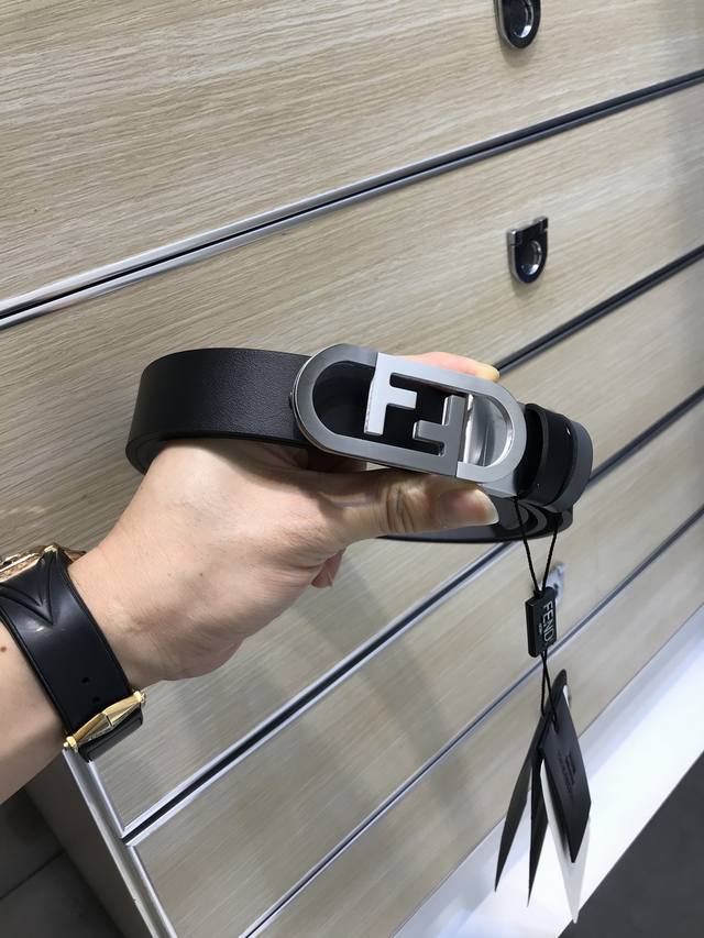 Fendi -双面意大利进口头层小牛皮，搭配真空电镀拼色拉丝纯铜扣，官网新款，专柜有售，市场顶级品质，支持验货 配送全套专柜包装，宽度 3.0Cm