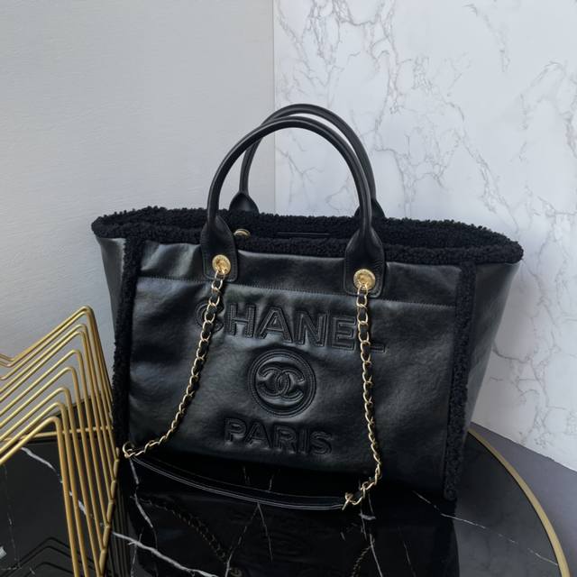 Chanel ：#：秋冬新款24K最新版，经典旅游购物袋．牛皮毛呢系列，原版牛皮制作，小号妈咪包，超级大容量，经典时尚百搭，炀压纹logo，与以往更有时代潮流更