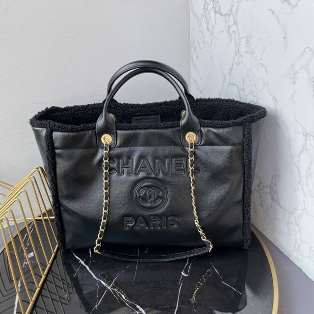 Chanel ：#：秋冬新款24K最新版，经典旅游购物袋．牛皮毛呢系列，原版牛皮制作，大号妈咪包，超级大容量，经典时尚百搭，炀压纹logo，与以往更有时代潮流更