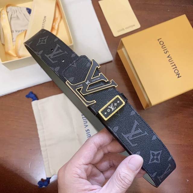 Lv路易威登,专柜精品钢扣,真空电镀,工艺精细,原版面料、质感超赞,手感柔软,对版车线,对版线色,宽度4.0Cm Lv路易威登,专柜精品钢扣,真空电镀,工艺精细,原版面料、质感超赞,手感柔软,对版车线,对版线色,宽度4.0Cm