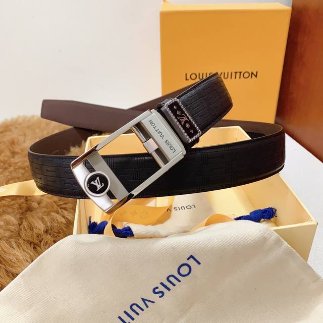 配送礼品包装,Lv同步专柜开模原单高端特种皮系列,正品宽度3.5Cm,专柜精品316纯钢自动扣,真空电镀,工艺精细,天然鹿皮纹精选皮料,质感超赞,手感柔软 配送礼品包装,Lv同步专柜开模原单高端特种皮系列,正品宽度3.5Cm,专柜精品316纯钢自动扣,真空电镀,工艺精细,天然鹿皮纹精选皮料,质感超赞,手感柔软