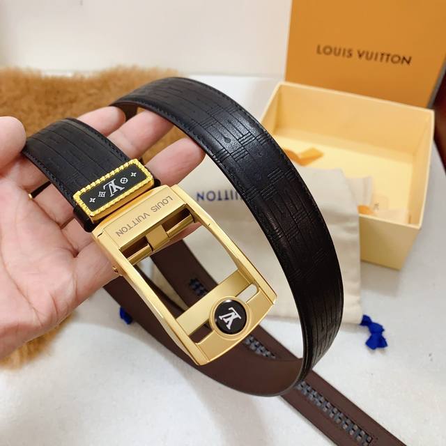 配送礼品包装，Lv同步专柜开模原单高端特种皮系列，正品宽度3.5Cm，专柜精品316纯钢自动扣，真空电镀，工艺精细，天然鹿皮纹精选皮料，质感超赞，手感柔软