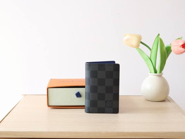 N00091芯片版 独家实拍!口袋卡包 由经典的damier Graphite涂层帆布制成,内衬蓝色牛皮,为灰色棋盘增添了现代感。这款小巧的钱包除了钞票隔层外, N00091芯片版 独家实拍!口袋卡包 由经典的damier Graphite涂层帆布制成,内衬蓝色牛皮,为灰色棋盘增添了现代感。这款小巧的钱包除了钞票隔层外,