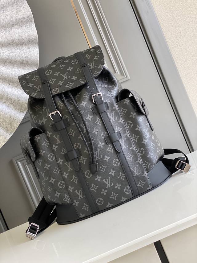 M41379黑花 Christopher 小号双肩包christopher 小号双肩包以 Monogram 帆布演绎出了徒步旅行包的粗犷而朴实的精神。 其款式别 M41379黑花 Christopher 小号双肩包christopher 小号双肩包以 Monogram 帆布演绎出了徒步旅行包的粗犷而朴实的精神。 其款式别