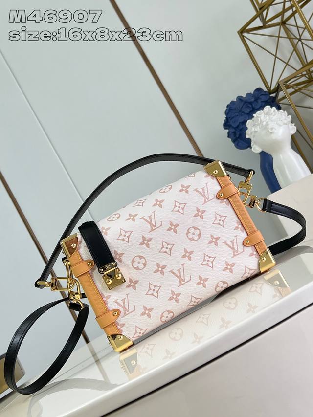 顶级原单 独家实拍 M46907白花 本款 Side Trunk 中号手袋向 2024 早春秀场采撷灵感,为品牌经典 Monogram 帆布浸染柔和沙丘色调,再 顶级原单 独家实拍 M46907白花 本款 Side Trunk 中号手袋向 2024 早春秀场采撷灵感,为品牌经典 Monogram 帆布浸染柔和沙丘色调,再