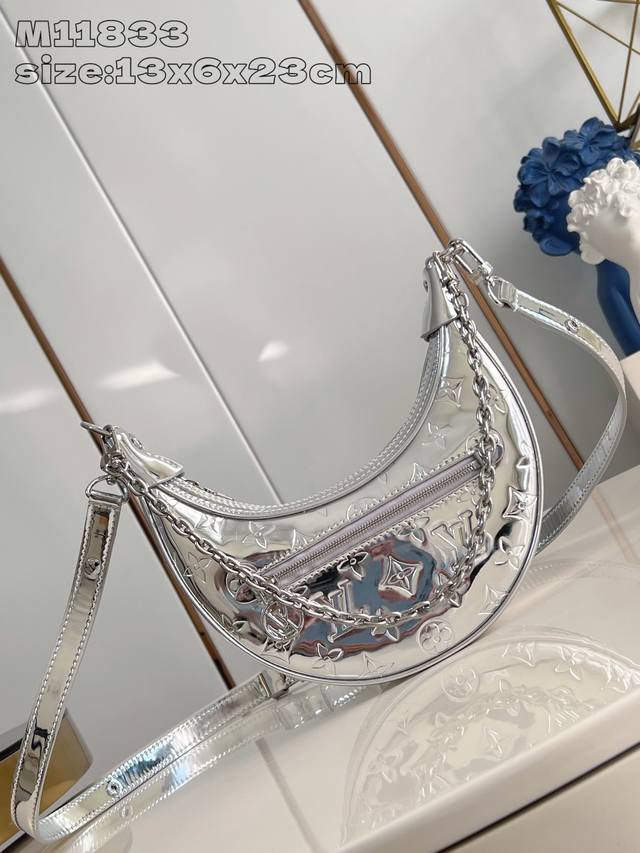 顶级原单复刻m11833本款 Loop 小号手袋出自 Lv Ski 系列,向品牌 1892 年的经典金属硬箱汲取灵感,为 Monogram 压纹涂层帆布渲染 M 顶级原单复刻m11833本款 Loop 小号手袋出自 Lv Ski 系列,向品牌 1892 年的经典金属硬箱汲取灵感,为 Monogram 压纹涂层帆布渲染 M