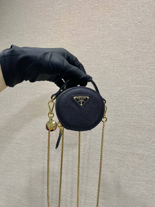 十字纹小圆包1Nr023 这款圆形迷你小包展现出现代而精致的廓形,采用十字纹牛皮,饰有闪闪发光的金属五金配件,搭配优雅的可拆式链条肩带,太可爱了上身效果非常吸眼 十字纹小圆包1Nr023 这款圆形迷你小包展现出现代而精致的廓形,采用十字纹牛皮,饰有闪闪发光的金属五金配件,搭配优雅的可拆式链条肩带,太可爱了上身效果非常吸眼