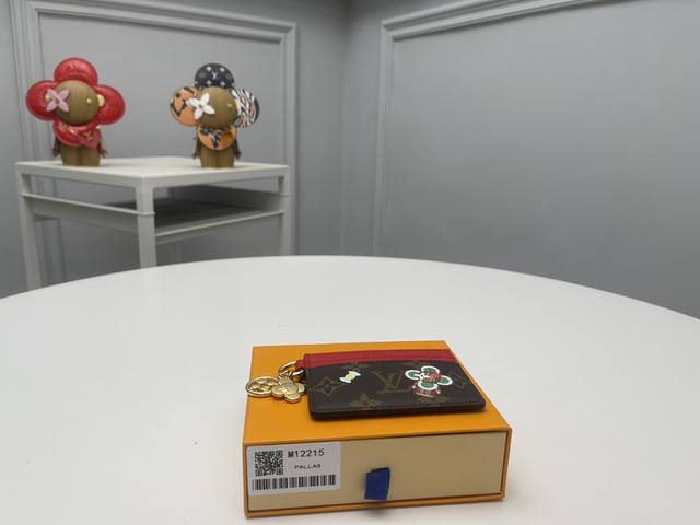 顶级原单 M12215红带有标志性的可爱的吉祥物“Vivienne”,为假期季节更新的“Porto Cult Lv Charm”。“糖果工厂”系列以路易 维顿的 顶级原单 M12215红带有标志性的可爱的吉祥物“Vivienne”,为假期季节更新的“Porto Cult Lv Charm”。“糖果工厂”系列以路易 维顿的