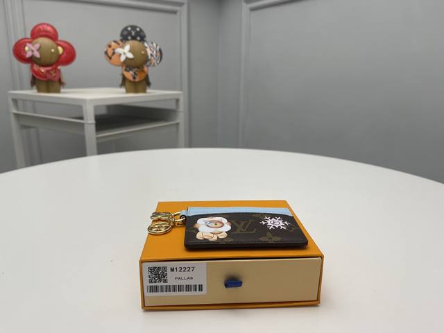 顶级原单 M12227蓝升级为华丽氛围的“雪秀”系列的“波特卡尔特lv魅力”。用光滑的皮革修剪了签名的单体画布，并用庄园吉祥物“Vivienne”的宠物“佩图拉