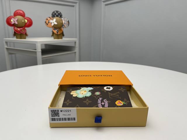 顶级原单 M12221护照本款护照套以品牌吉祥物 Vivienne 展露snow Show 系列的妙趣韵味，于monogram 帆布描绘lv 雪花和可爱北极熊。