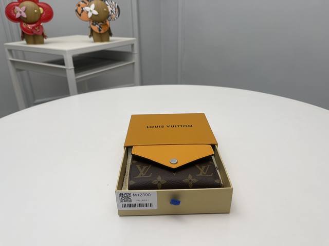 顶级原单 M12390黄色从路易 维顿的档案中获得灵感,以本季特有的全新颜色更新了“Portouille Victorine”。在签名单体画布上配有银色快门按钮 顶级原单 M12390黄色从路易 维顿的档案中获得灵感,以本季特有的全新颜色更新了“Portouille Victorine”。在签名单体画布上配有银色快门按钮