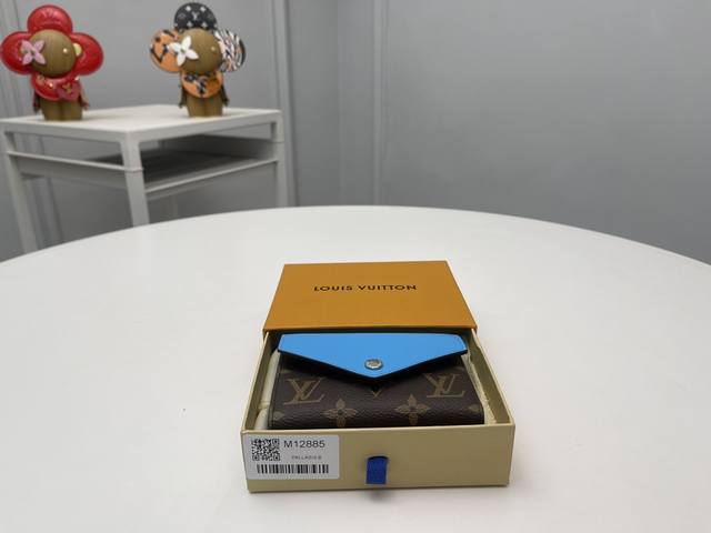 顶级原单 M12885蓝从路易 维顿的档案中获得灵感，以本季特有的全新颜色更新了“Portouille Victorine”。在签名单体画布上配有银色快门按钮，