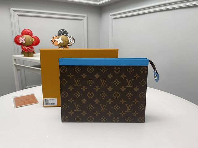 顶级原单 M12815浅蓝monogram Maccasse用画布缝制，并修剪彩色皮革，并施加同系颜色的内衬“Pochet Voyage Mm”。不仅可以整理行