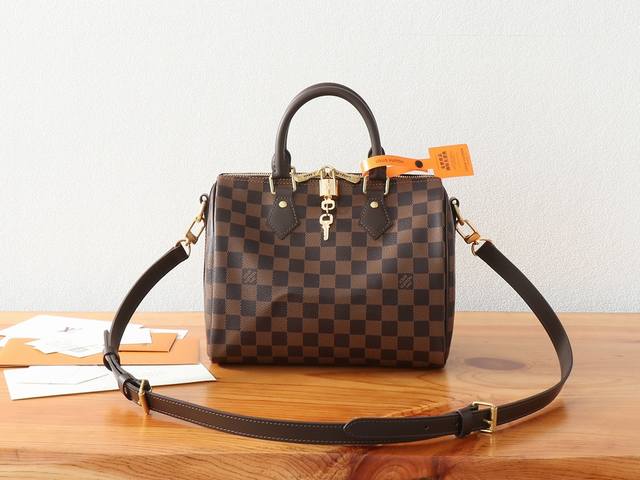 变码芯片版顶级原单、加强版speedy 系列手袋原为 1930 年代的旅行者而设计,以此之名致敬那个急剧变革的年代。本款 Speedy Bandoulière 变码芯片版顶级原单、加强版speedy 系列手袋原为 1930 年代的旅行者而设计,以此之名致敬那个急剧变革的年代。本款 Speedy Bandoulière