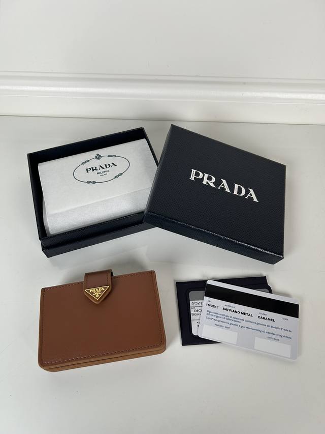 P家最新三角微标卡包，型号1Mc211，焦糖色saffiano平纹进口小牛皮的完美结合，尺寸6.5×10Cm，容量大，五个褶裥式卡槽，按扣开合更加实用安全，设计