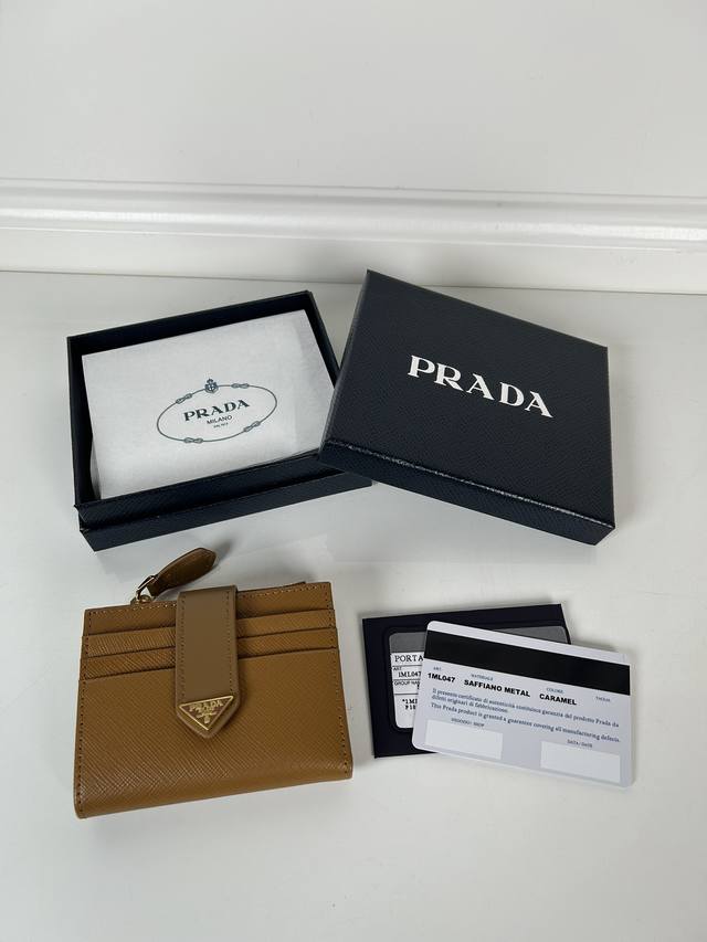 P家最新三角微标卡包，型号1Ml047，焦糖色saffiano十字纹皮与进口小牛皮的完美结合，尺寸8×10Cm，一个票据隔层，九个卡槽，拉链式隔层，按扣开合更加