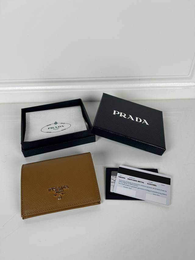 P家女士焦糖色两折短夹,型号 204,十字纹牛皮,长度11.2高度9.5Cm,简单实用提升个人品味的一款,175钢印 P家女士焦糖色两折短夹,型号 204,十字纹牛皮,长度11.2高度9.5Cm,简单实用提升个人品味的一款,175钢印