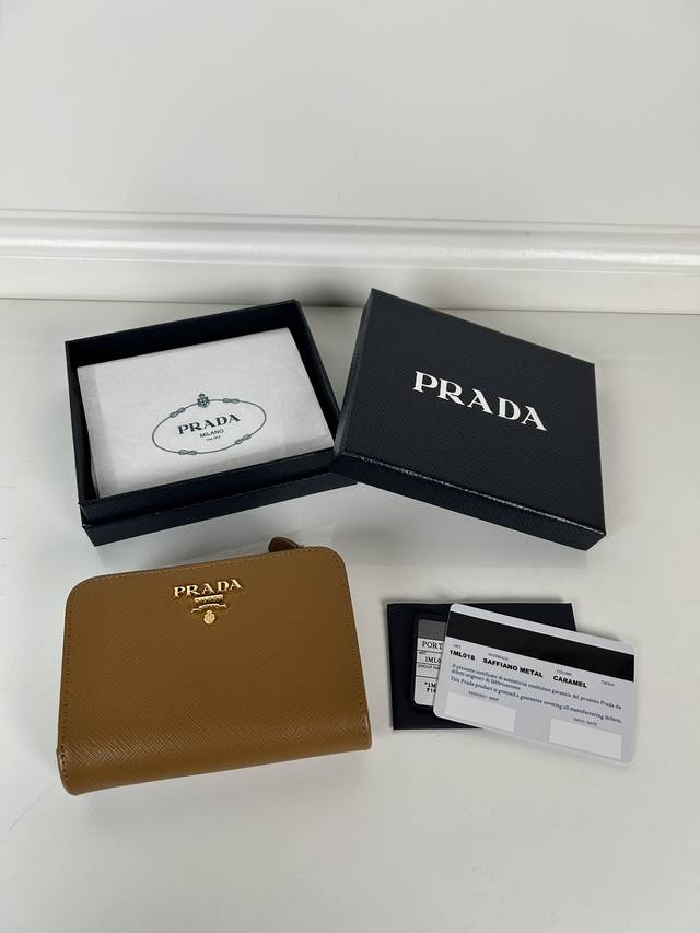 P家女士焦糖色十字纹短夹，型号1Ml018，按扣开合设计，内设9个卡槽，一个钞票隔层，一个带拉链的零隔层，尺寸12 X 8Cm，尺寸小巧但功能齐全，实用与时尚兼