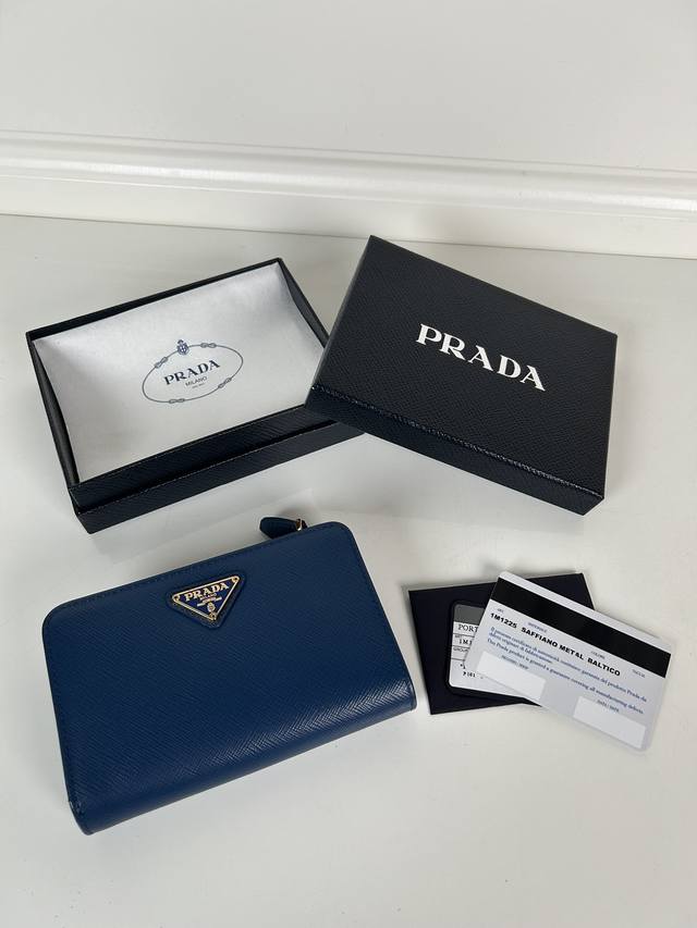 P家女士十字纹短夹，元单品质，型号1M1225，十个卡位插口，两个证件袋，一个带拉链的零袋夹层，尺寸14X9.5Cm。