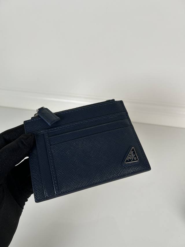 P家最新卡包,型号2Mc067,十字纹牛皮,制作,尺寸12×9Cm,10个卡槽,拉链中袋,这款精致的卡夹小巧方便,容量充足,放置于包包内方便收纳,也可日常出门做 P家最新卡包,型号2Mc067,十字纹牛皮,制作,尺寸12×9Cm,10个卡槽,拉链中袋,这款精致的卡夹小巧方便,容量充足,放置于包包内方便收纳,也可日常出门做