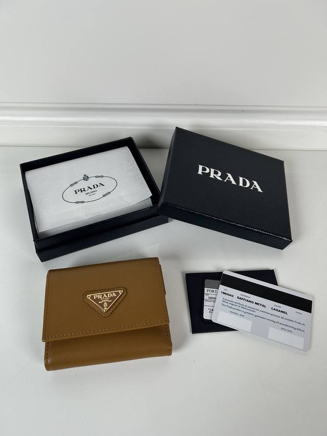 P家女士焦糖色十字纹短夹,原单品质,型号1Mh043,四个卡位插口,一个票据隔层,两个证件袋,一个外部口袋,内部翻盖式零钱袋一个,尺寸10X8.5Cm。 P家女士焦糖色十字纹短夹,原单品质,型号1Mh043,四个卡位插口,一个票据隔层,两个证件袋,一个外部口袋,内部翻盖式零钱袋一个,尺寸10X8.5Cm。