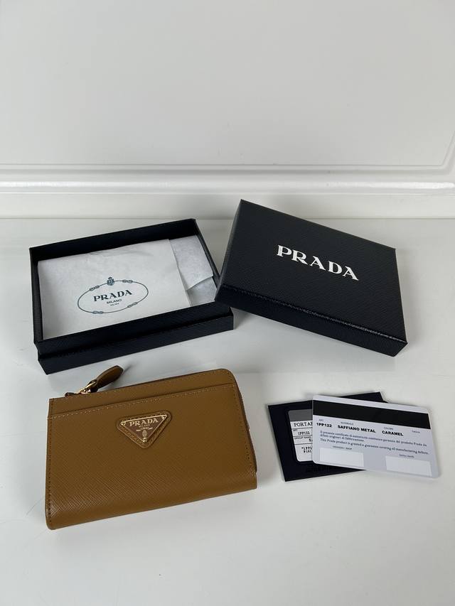 P家十字纹钥匙包 车钥匙包 ,型号:1P P122,男女通用款,元单品质,进口十字纹牛皮制作,尺寸8.5×13Cm,正面卡袋1个,背面拉链袋1个,内部口袋可放卡 P家十字纹钥匙包 车钥匙包 ,型号:1P P122,男女通用款,元单品质,进口十字纹牛皮制作,尺寸8.5×13Cm,正面卡袋1个,背面拉链袋1个,内部口袋可放卡