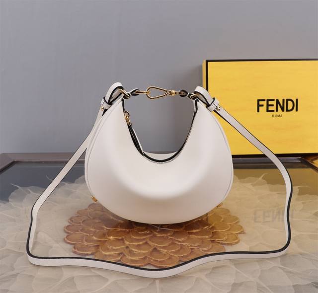 新尺寸 Praphy腋下包，以月牙造型为特色，把经典金属大logo[Fend1]装饰在包包底部，包包的轮廓很贴切身体的线条，背在腋下的时候时尚感满满，简直就是行