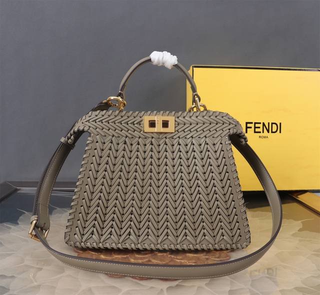 中号手袋 新款出货 ，现货首发 Iconic Peekaboo Iseeu中号手袋，手工皮革编织。两侧饰有标志性扭锁。从外头可看见同色系柔软皮衬里，两个隔层由硬