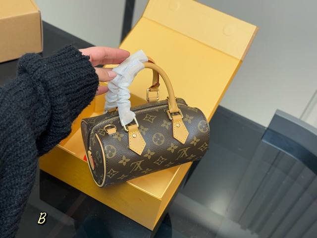 新款 配折叠盒飞机盒 Size:16*12Cm Lv Speedy Nano 代购渠道 台湾客定老花+五金+黄皮 肩带可以拆卸和调节长短哦! 新款 配折叠盒飞机盒 Size:16*12Cm Lv Speedy Nano 代购渠道 台湾客定老花+五金+黄皮 肩带可以拆卸和调节长短哦!