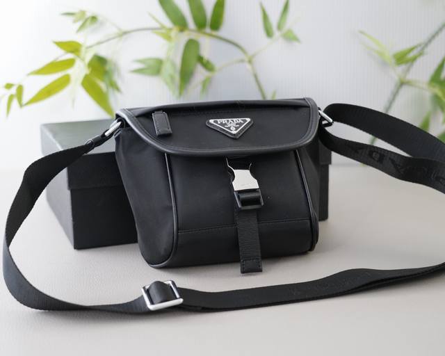 普拉达 官网同步 高版本 斜挎单肩背包 永恒不过时的标志性产品 纯原单布料 顶级五金制作 非市面普通版本 今年prada最爱的款式 全部实拍 实用性非常高 完全