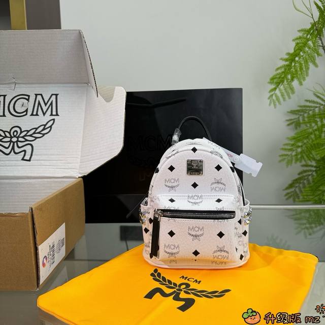 飞机盒 Mcm双肩包侧钉打钉系列超小迷你!男女通用!最新升级版ykk拉链!包身和肩带全部对花裁剪!全皮内里!原版面料五金!超耐磨实用!内里超大容量!尺寸:18* 飞机盒 Mcm双肩包侧钉打钉系列超小迷你!男女通用!最新升级版ykk拉链!包身和肩带全部对花裁剪!全皮内里!原版面料五金!超耐磨实用!内里超大容量!尺寸:18*