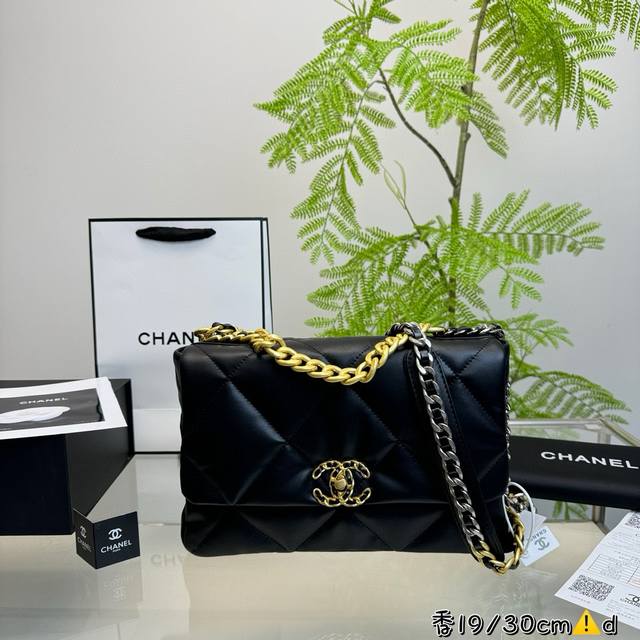 折叠盒 Chanel19 Bag 自从欧阳娜娜带货后全球断货很难买到 皮质是羊皮有点像羽绒服包包 但是19的点睛之笔是什么呢?格子放大!格子放大后脱了香奈儿小女 折叠盒 Chanel19 Bag 自从欧阳娜娜带货后全球断货很难买到 皮质是羊皮有点像羽绒服包包 但是19的点睛之笔是什么呢?格子放大!格子放大后脱了香奈儿小女
