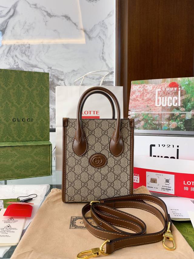 复刻版 牛皮 Gucci 新款mini Tote 琴谱包 老花 拼棕边 方正包型 复古、年轻、很酷 很好搭配衣服 这一枚侧面够宽 容量很足 可以肩背、手提 肩带