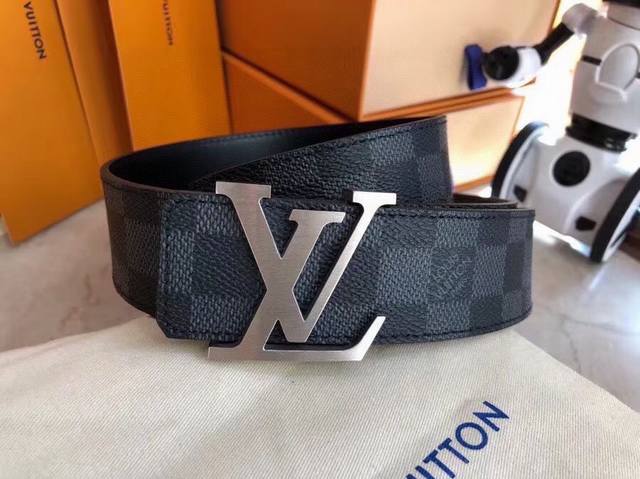 品牌:Lv 路易威登 尺寸:40Mm 正品尺寸 五金材质:精品纯钢扣，真空电镀，正品开版 带身材质:以天然小牛皮搭配路易威登特色设计元素lv Pyramide