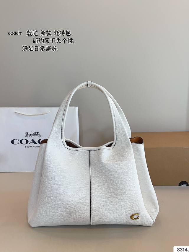 配礼盒 蔻驰 新品lana 菜篮子 Coach 9月新款 Lana 升级版 菜篮 优雅可爱 Up 内设吸扣小隔层，细节满满 手感柔软舒适，异常好ru日 尺寸：3